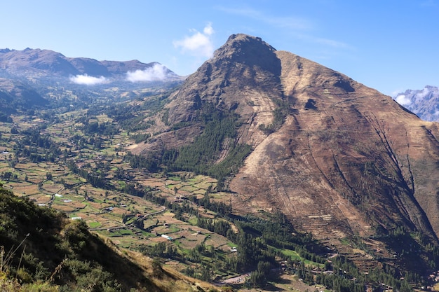 Mooi uitzicht op de stad pisac vanaf de ruïnes met dezelfde naam in cusco