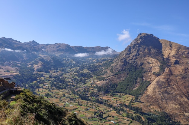 Mooi uitzicht op de stad Pisac vanaf de ruïnes met dezelfde naam in Cusco