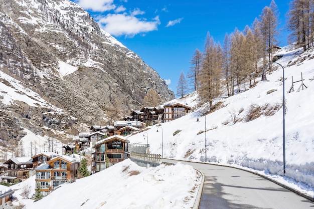 Mooi uitzicht op het oude dorp Zermatt, Matterhorn, Zwitserland. Huizen op de berg.