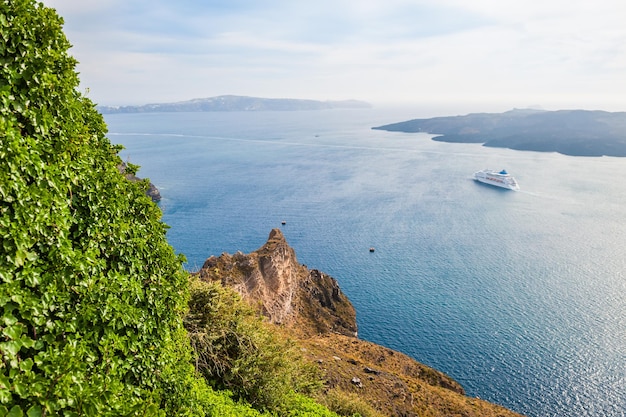 Mooi uitzicht op zee en de eilanden. santorini-eiland, griekenland.