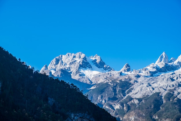 Mooi van Blue Moon Valley, bezienswaardigheid en populaire plek voor toeristische attracties in het schilderachtige gebied Jade Dragon Snow Mountain (Yulong), in de buurt van de oude binnenstad van Lijiang. Lijiang, Yunnan, China