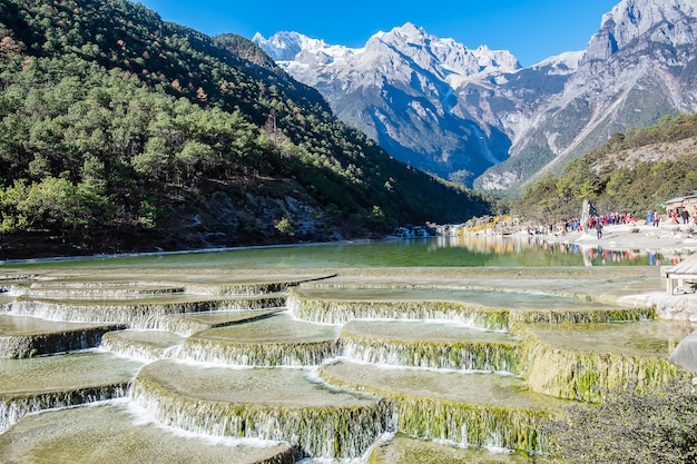 Mooi van Blue Moon Valley, bezienswaardigheid en populaire plek voor toeristische attracties in het schilderachtige gebied Jade Dragon Snow Mountain (Yulong), in de buurt van de oude binnenstad van Lijiang. Lijiang, Yunnan, China