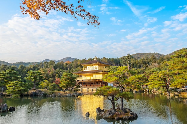 Mooi van de Kinkakuji-tempel of het gouden paviljoen in het herfstgebladerte seizoensoriëntatiepunt en beroemd om toeristische attracties in Kyoto Kansai, Japan
