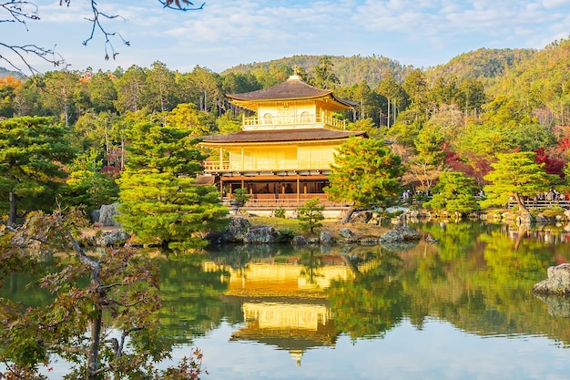 Mooi van de Kinkakuji-tempel of het gouden paviljoen in het herfstgebladerte seizoensoriëntatiepunt en beroemd om toeristische attracties in Kyoto Kansai, Japan