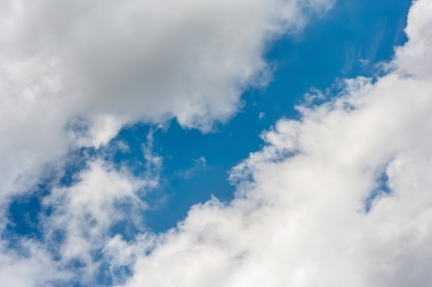 Mooi van wolkenhemelblauw