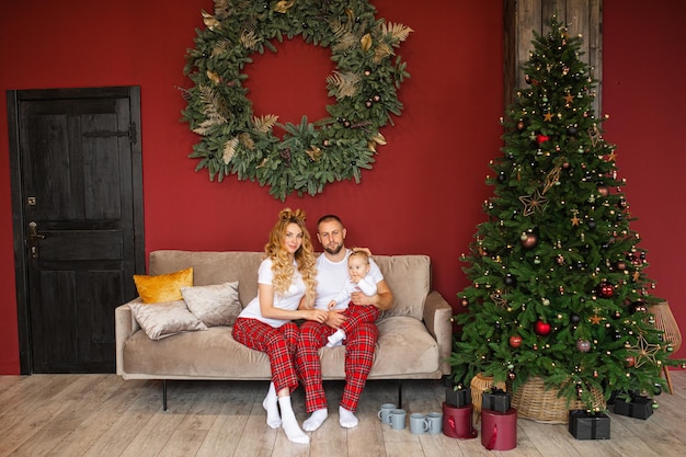 Mooi verliefd stel ontspant samen op de bank in de woonkamer