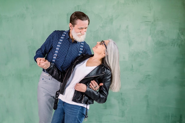 Mooi vol harmonie senior paar verliefd dansen