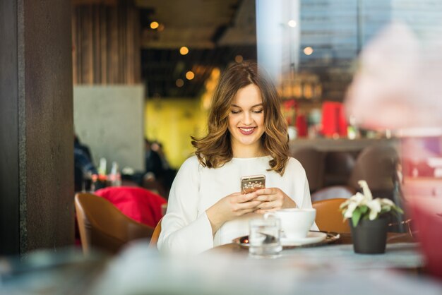 Mooi, vrouw aan het chatten met haar telefoon