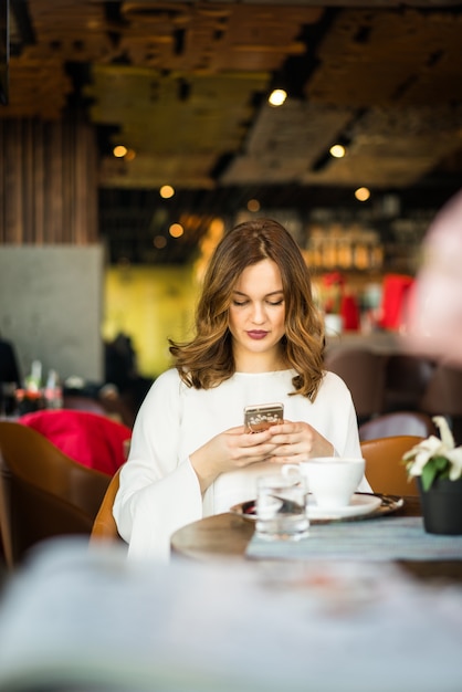 Mooi, vrouw aan het chatten met haar telefoon