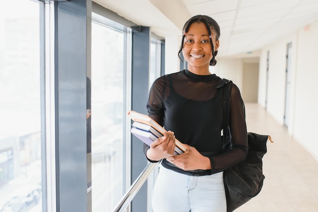 Mooi vrouwelijk afrikaans-amerikaans universiteitsstudentportret