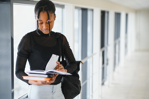 Mooi vrouwelijk Afrikaans-Amerikaans universiteitsstudentportret