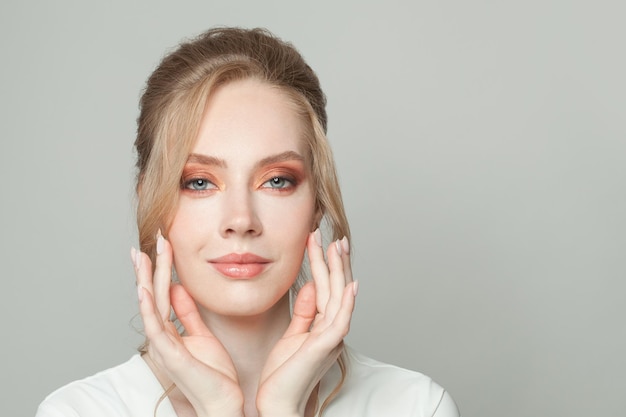 Mooi vrouwelijk gezicht close-up portret Perfecte vrouw met heldere gezonde huid en blond haar