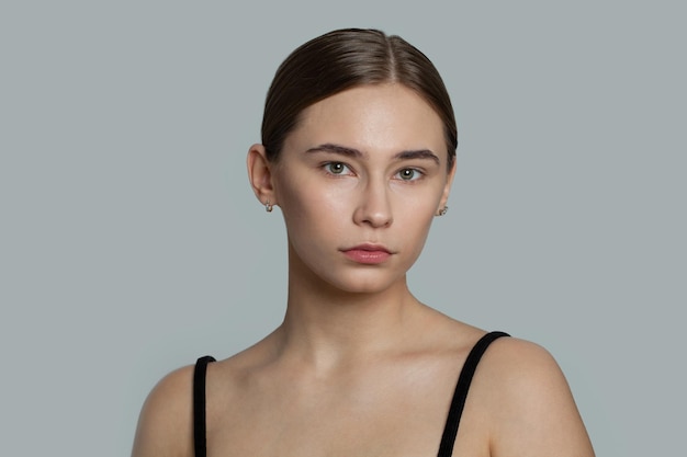 Mooi vrouwelijk gezicht Gezond model met heldere huid huidverzorging en gezichtsbehandeling concept
