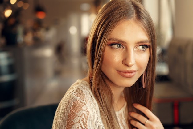 Mooi vrouwelijk model portret in een café