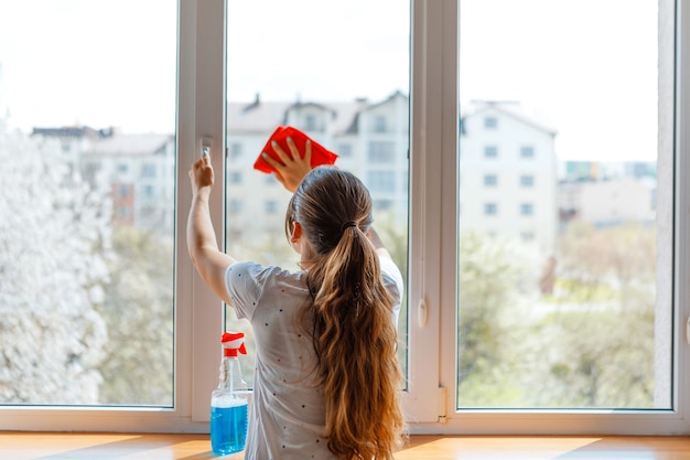 Mooi vrouwen schoonmakend venster thuis