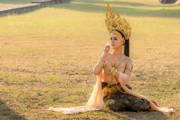 Mooi vrouwen thais meisje in traditioneel thais kostuum met tempelayutthaya.