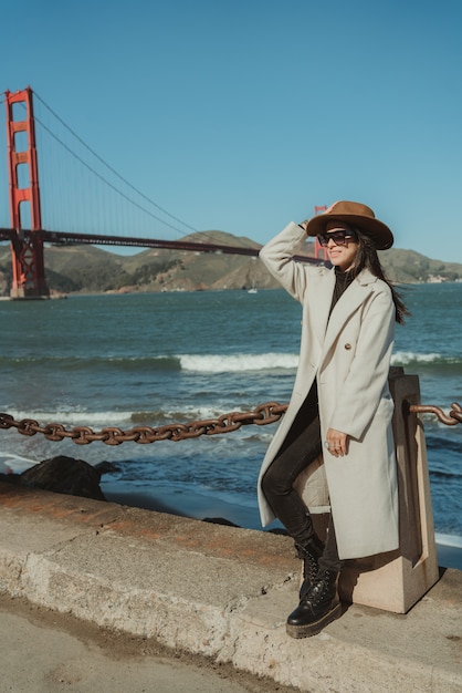 Foto mooi vrouwengolden gate bridge san francisco california