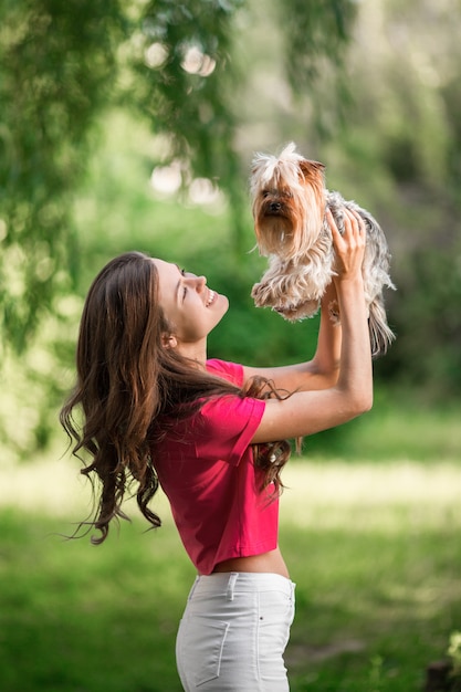 Mooi vrouwenspel met hond in het park.