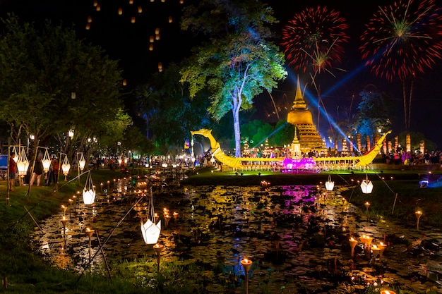 Mooi vuurwerk reflectie over oude pagode Loy Krathong Festival Sukhothai Thailand Verbazingwekkende historische stad. Kleurrijk, stad.