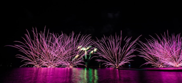 Foto mooi vuurwerk voor een feest boven de zee.