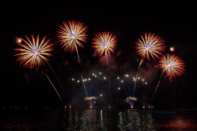 Foto mooi vuurwerk voor een feest boven de zee.
