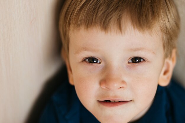 Mooi weinig baby met blond haar het glimlachen close-upportret