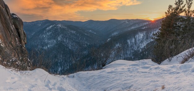 Mooi winterpanorama van bergen bij zonsondergang