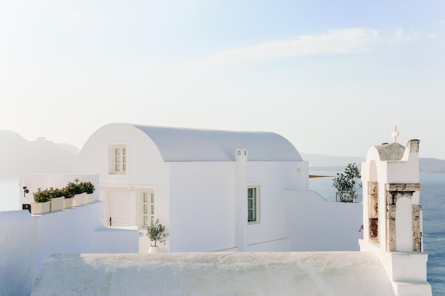 Mooi wit hotel op het eiland Oia Santorini, Griekenland