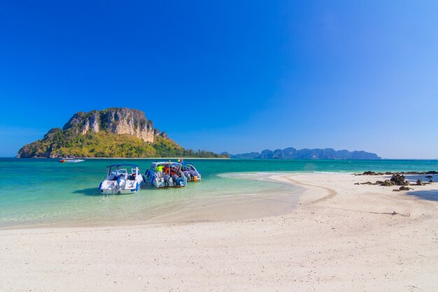 Mooi wit zandstrand en duidelijke hemel in krabi thailand