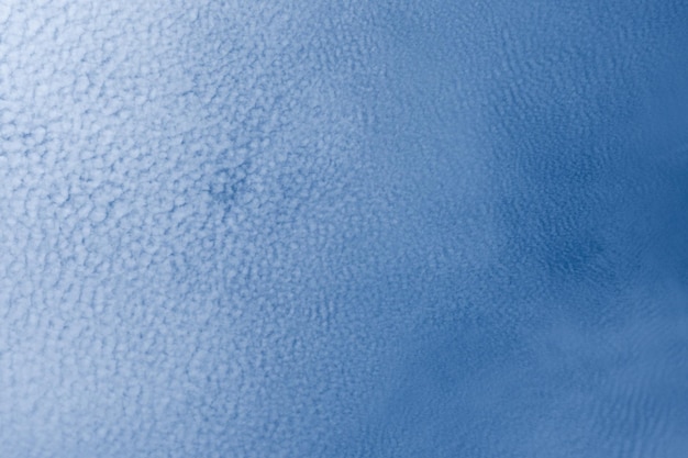 Mooi wolkenpatroon op blauwe hemelachtergrond in de zomer.