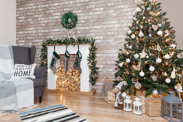 Mooi woonkamerinterieur met brandende open haard en kerstboom