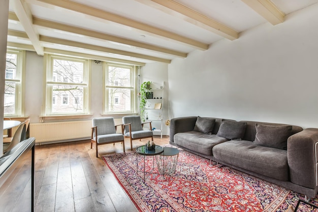 Mooi woonkamerinterieur met hardhouten vloeren