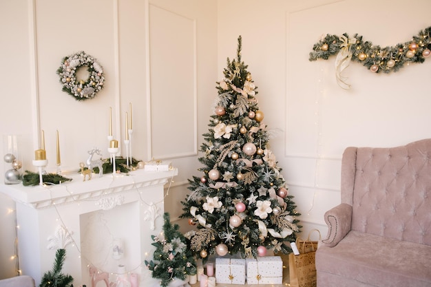 Mooi woonkamerinterieur met open haard en kerstboom Kerstdecor