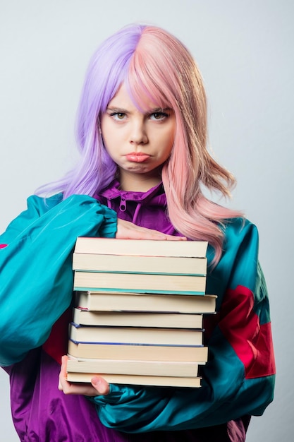 Mooi Yandere-meisje met paars haar en trainingspak uit de jaren 80 houdt boek vast op grijze achtergrond