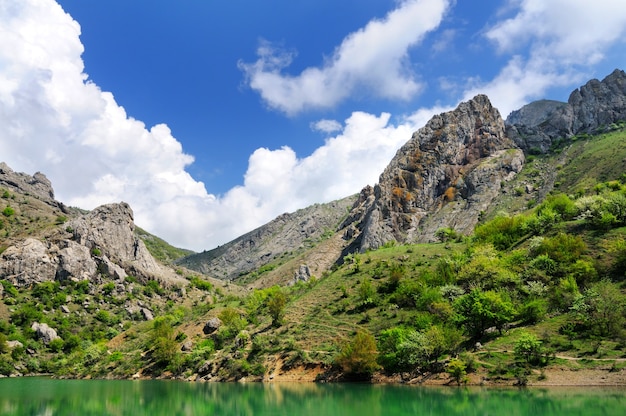 Mooi zomers landschap, meer met azuurblauw water gelegen tussen de rotsachtige bergen