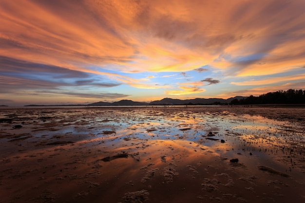 Mooi Zonsondergangstrand in Phuket, Thailand