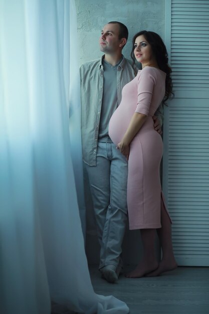 Mooi zwanger meisje met een dikke buik Jong getrouwd zwanger stel Echtgenoot met een zwangere vrouw Een stel in afwachting van de geboorte van een baby