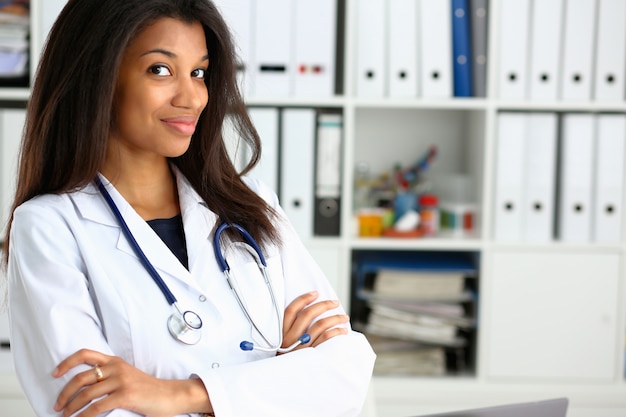 Mooi zwart glimlachend vrouwelijk artsenportret