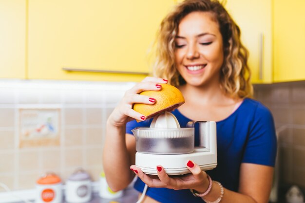 Mooie aantrekkelijke jonge vrouw die gezonde plantaardige maaltijd voorbereidt