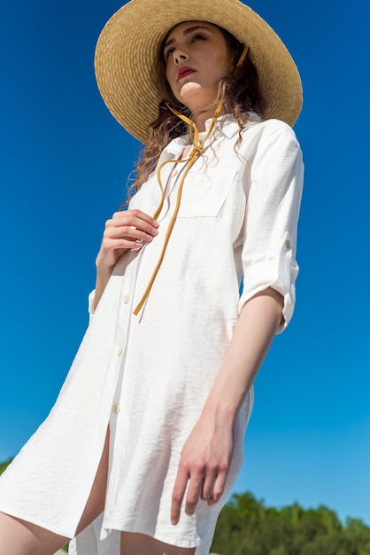 mooie aantrekkelijke slanke lachende vrouw op zonnig strand in zomerstijl modetrend outfit gelukkig, gratis