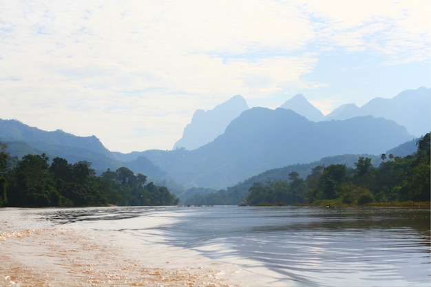 Mooie aardberg en rivier in Luangprabang