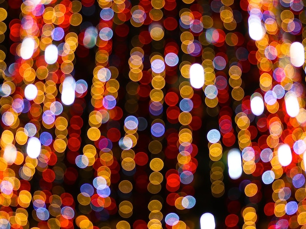 Foto mooie abstracte achtergrond met defocus lichten van verschillende kleuren nieuwjaar en kerstmis feestelijk