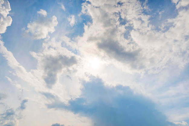 Mooie achtergrond Blauwe lucht met wolken en zon