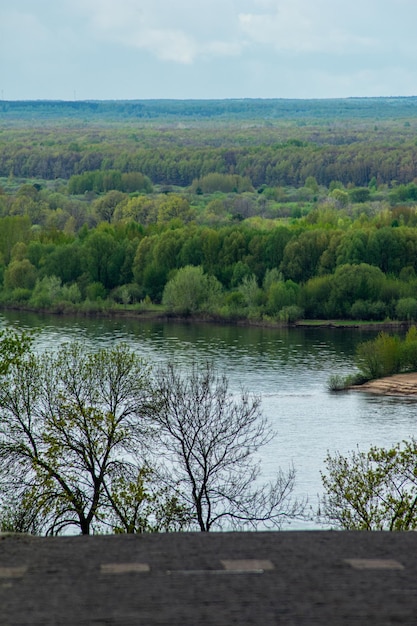 Foto mooie afdaling naar de rivier