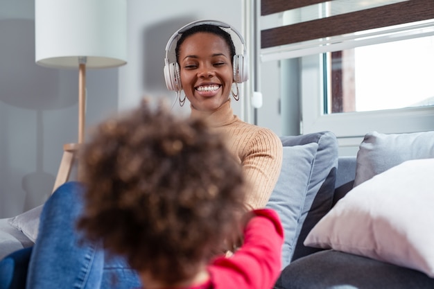 Mooie afrikaanse amerikaanse vrouw die en aan muziek ontspant luistert