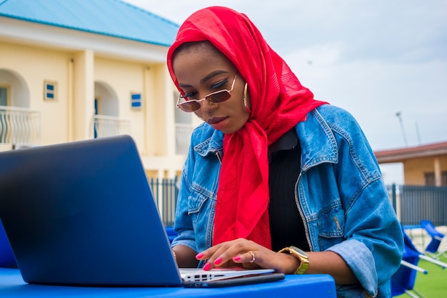 Mooie Afrikaanse dame concentreert zich serieus op wat ze op haar laptop zag