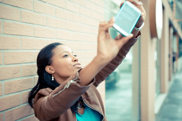 mooie Afrikaanse jonge vrouw selfie