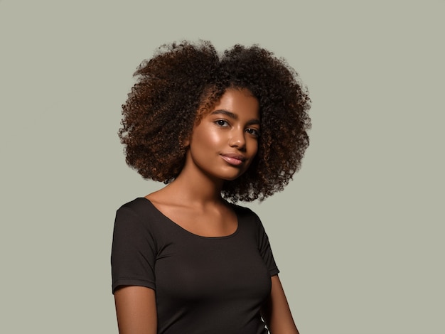 Mooie Afrikaanse vrouw zwart t-shirt portret afro kapsel Kleur achtergrond. Groente