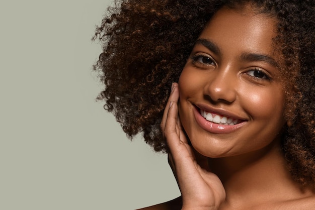 Mooie Afrikaanse vrouw zwart t-shirt portret afro kapsel wat betreft haar gezicht Kleur achtergrond groen