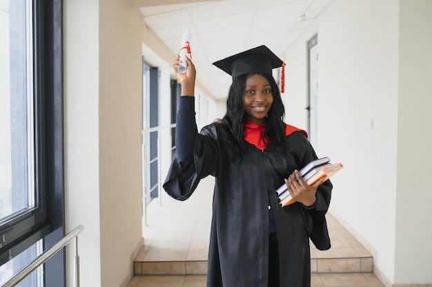 Mooie Afrikaanse vrouwelijke student met afstudeercertificaat